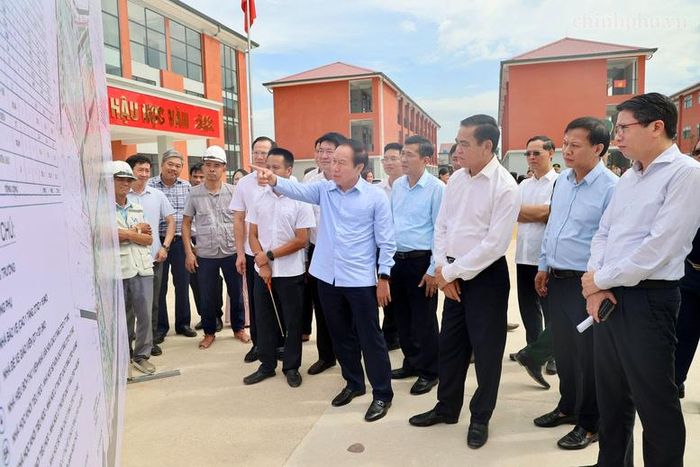Phó Thủ tướng đề nghị các đơn vị liên quan tập trung cao độ bảo đảm hoàn thành các hạng mục còn lại theo tiến độ, đồng thời lưu ý về chất lượng, an toàn công trình - Ảnh: chinhphu.vn/Thu Sa