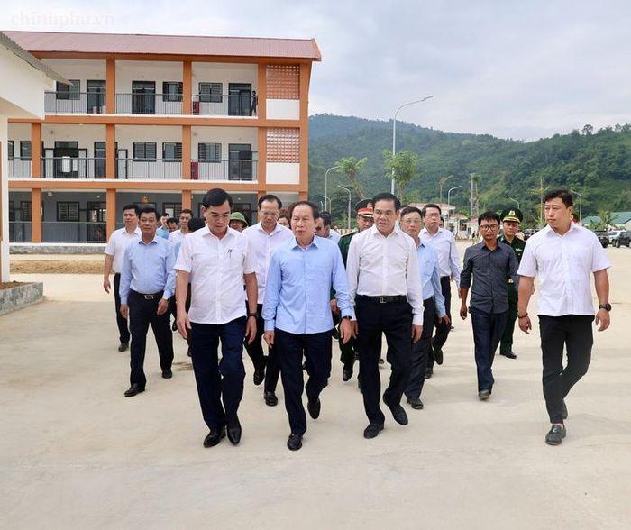 Phó Thủ tướng Lê Tiến Châu kiểm tra thực địa tiến độ xây dựng và vận hành trường phổ thông nội trú liên cấp Tiểu học và Trung học cơ sở xã Môn Sơn - Ảnh: chinhphu.vn/Thu Sa