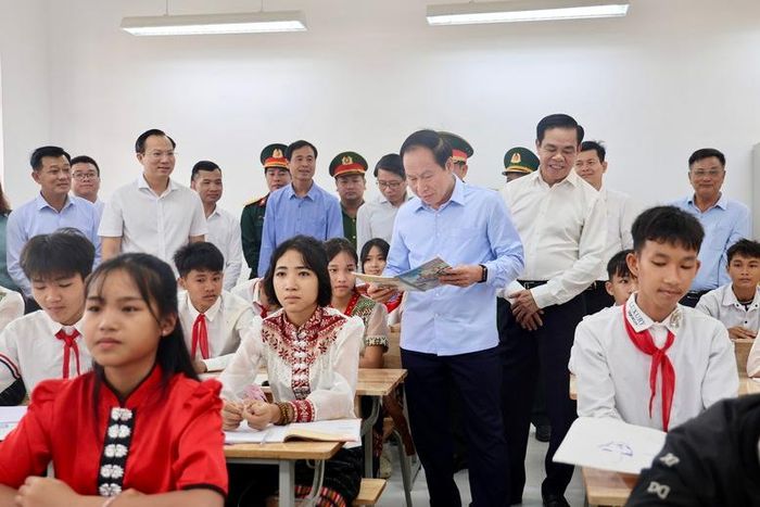 Phó Thủ tướng Lê Tiến Châu tham quan lớp học của trường - Ảnh: chinhphu.vn/Thu Sa