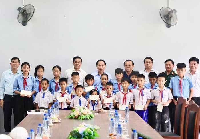 Phó Thủ tướng tặng quà các em học sinh - Ảnh: chinhphu.vn/Thu Sa