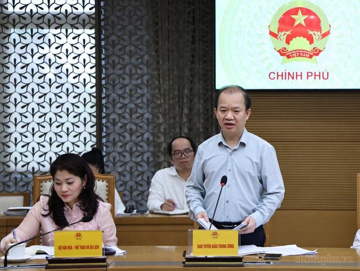 Phó Trưởng Ban Tuyên giáo Trung ương Bùi Hoài Sơn nêu ý kiến tại phiên họp - Ảnh: chinhphu.vn/Thu Giang