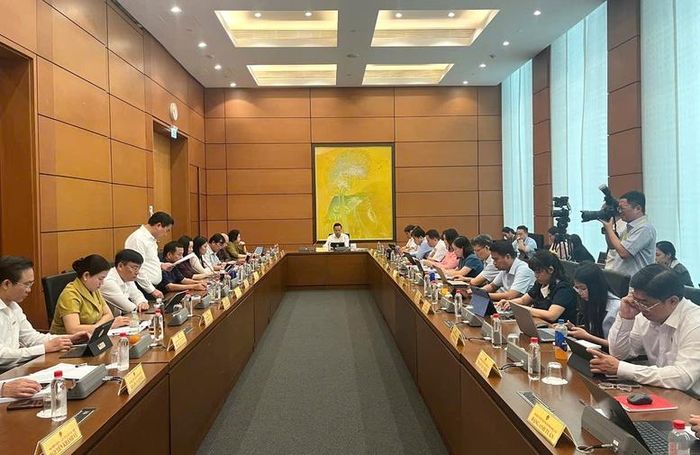 Tổ 4 (các đoàn Đại biểu Quốc hội: Đồng Nai, Quảng Trị, Điện Biên) thảo luận - Ảnh: chinhphu.vn/Nguyễn Hoàng