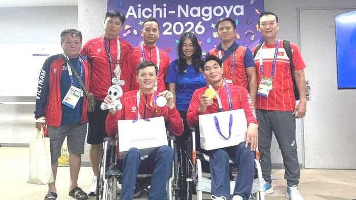 Lãnh đạo đoàn Việt Nam và hai vận động viên Đỗ Thanh Hải (bên phải) và Lê Tiến Đạt đoạt Huy chương Vàng và Huy chương Bạc. (Ảnh: THU MY)