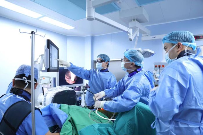 Ê-kíp phẫu thuật can thiệp cho bệnh nhi. (Ảnh: BVCC)