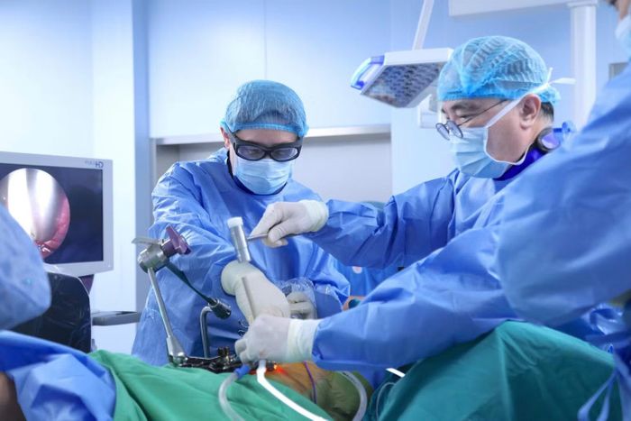 Khác với phương pháp truyền thống, kỹ thuật chỉnh cột sống bằng dây VBT sử dụng các vít đặt vào thân đốt sống ở phía lồi của đường cong, kết nối bằng dây chằng nhân tạo có độ bền cao.