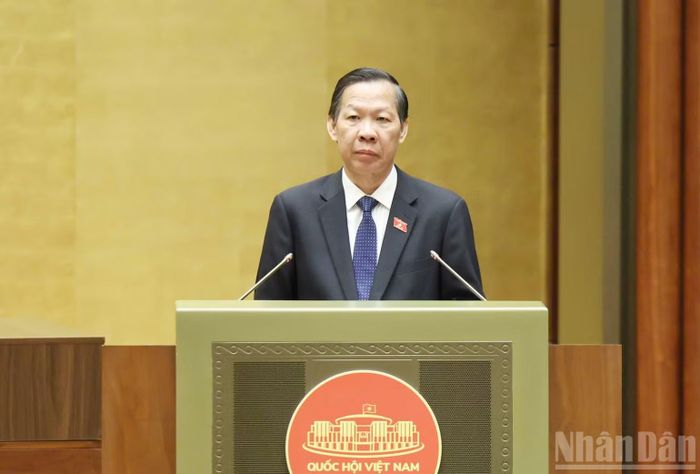 Chủ nhiệm Ủy ban Kinh tế và Tài chính Phan Văn Mãi trình bày báo cáo thẩm tra. (Ảnh: DUY LINH)