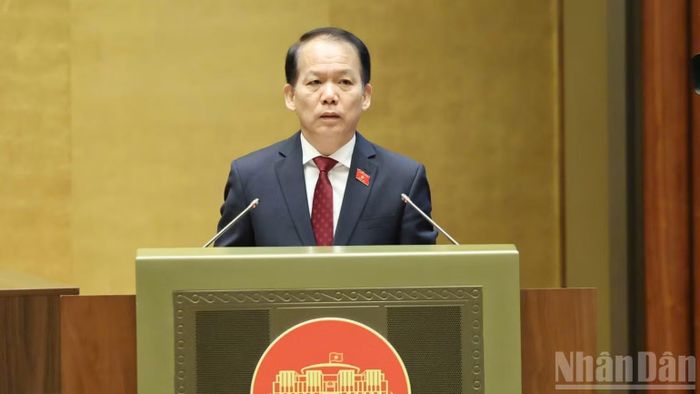 Thừa ủy quyền của Thủ tướng, Bộ trưởng Tư pháp Hoàng Thanh Tùng trình bày Tờ trình dự án Luật Kinh doanh bất động sản (sửa đổi). (Ảnh: DUY LINH)