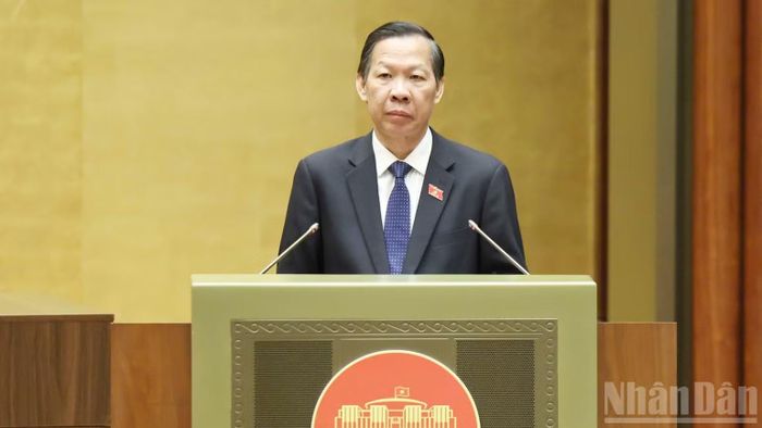 Chủ nhiệm Ủy ban Kinh tế và Tài chính Phan Văn Mãi trình bày Báo cáo thẩm tra. (Ảnh: DUY LINH)