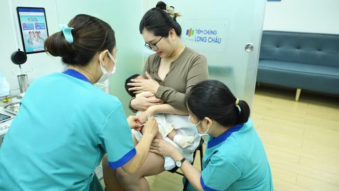 Phụ huynh đưa trẻ đến tiêm vaccine phòng não mô cầu tại cơ sở tiêm chủng ở Thành phố Hồ Chí Minh. (Ảnh: CTV)