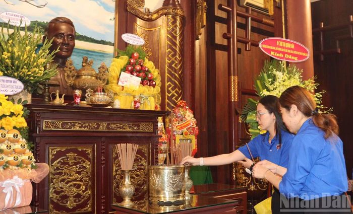 Tuổi trẻ Quảng Ngãi thành kính dâng hương tưởng nhớ, bày tỏ lòng kính trọng và biết ơn sâu sắc công lao to lớn của Thủ tướng Phạm Văn Đồng. (Ảnh: HIỂN CỪ)