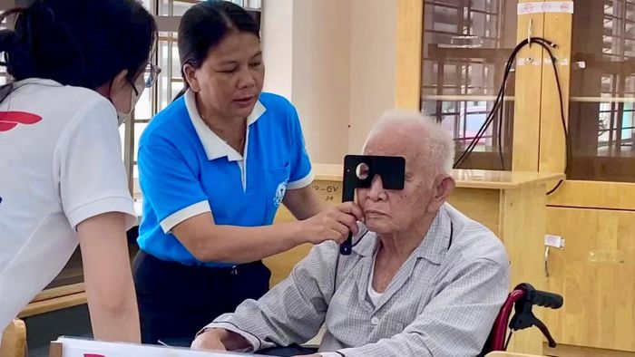 Khám sức khỏe người cao tuổi tại phường Phước Thắng. (Ảnh: CTV)