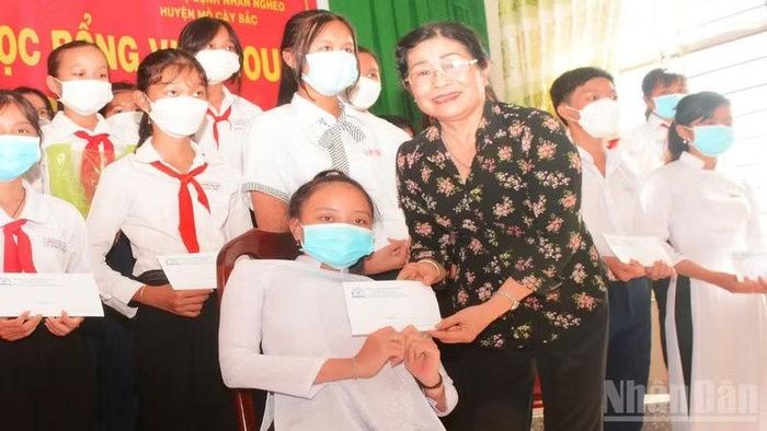 Bà Xuân Hòa trao học bổng cho học sinh có hoàn cảnh khó khăn. (Ảnh: HOÀNG VŨ)