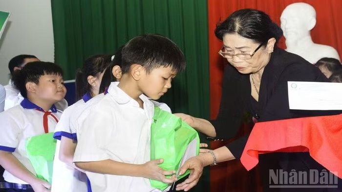 Trao quà cho học sinh nhân dịp đầu năm học mới. (Ảnh: HOÀNG VŨ)
