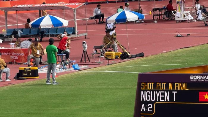 Vận động viên Nguyễn Thị Hải thi đấu chung kết đẩy tạ nữ nhóm hạng thương tật F57. (Ảnh: THU HOÀI)