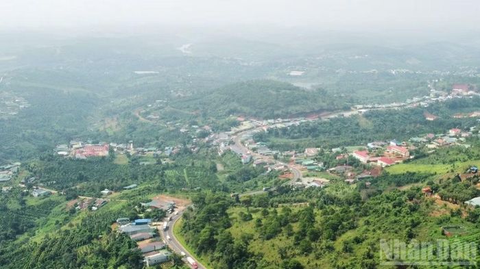 Hạ tầng giao thông tại các địa phương vùng sâu, vùng xa, khu vực biên giới tỉnh Lâm Đồng tiếp tục được ưu tiên đầu tư nhằm thúc đẩy kinh tế-xã hội vùng khó, từng bước rút ngắn khoảng cách giữa khu vực trung tâm với vùng nông thôn.