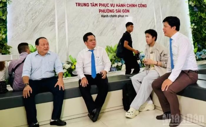 Để đáp ứng yêu cầu thực tiễn, Trung tâm Phục vụ hành chính công phường Sài Gòn đã đồng thời triển khai nhiều giải pháp: đẩy mạnh chuyển đổi số, phát huy sáng kiến, cải cách hành chính thực chất. (Ảnh: VƯƠNG LÊ)