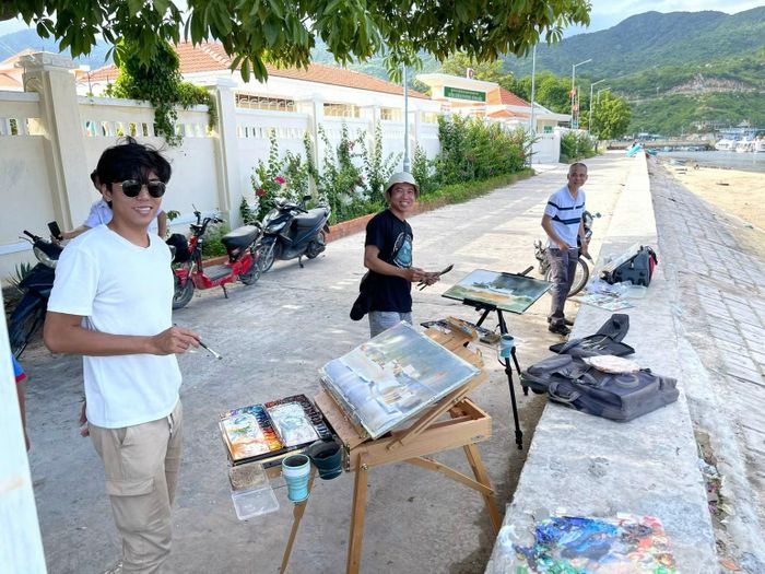 Các chuyến đi sáng tác thực tế của các họa sĩ tại nhiều địa phương.