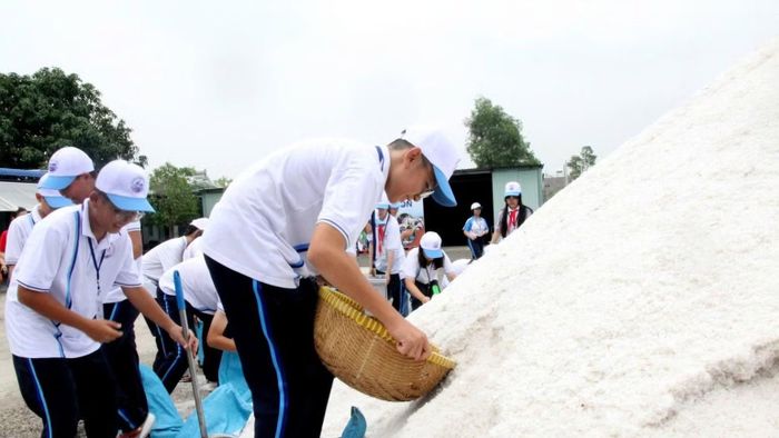 Các em học sinh tham gia trải nghiệm tại làng nghề truyền thống sản xuất muối An Ngãi, xã Long Điền, Thành phố Hồ Chí Minh. (Ảnh: PHÚ MỸ)