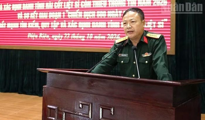 Đại tá Dương Quốc Long, Phó Chính ủy Bộ Chỉ huy Quân sự tỉnh Điện Biên báo cáo kết quả thực hiện Chiến dịch 500 ngày đêm trên địa bàn. (Ảnh: LÊ LAN)
