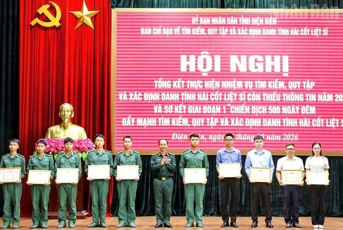 Đại diện lãnh đạo Bộ Chỉ huy Quân sự tỉnh Điện Biên trao Giấy khen tặng các cá nhân. (Ảnh: LÊ LAN)