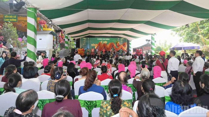 Đông đảo người dân và du khách thập phương tham dự lễ hội. (Ảnh: CÔNG HẢI)