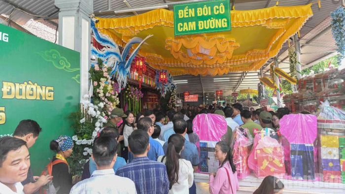 Thông qua việc tổ chức lễ hội, phường Cam Đường hướng tới bảo tồn, trao truyền các giá trị văn hóa truyền thống, phát huy tiềm năng du lịch văn hóa tâm linh. (Ảnh: CÔNG HẢI)