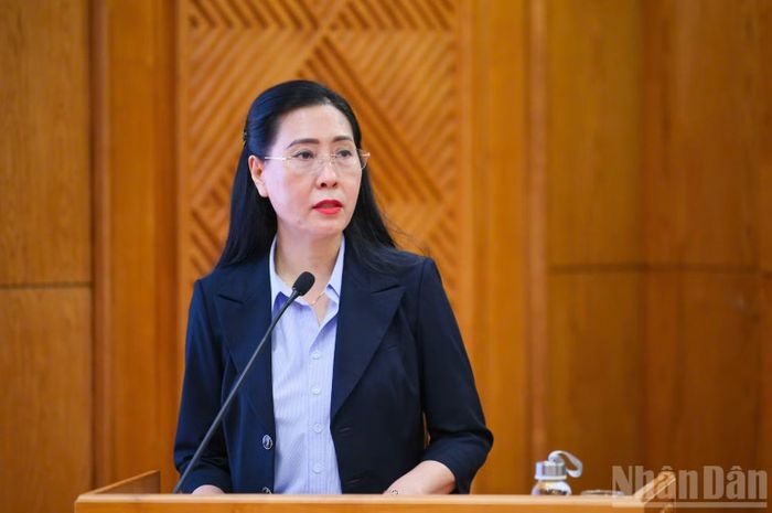 Đồng chí Bùi Thị Quỳnh Vân, Ủy viên Trung ương Đảng, Phó Trưởng Ban Tổ chức Trung ương quán triệt tại hội nghị. (Ảnh: THẾ ĐẠI)