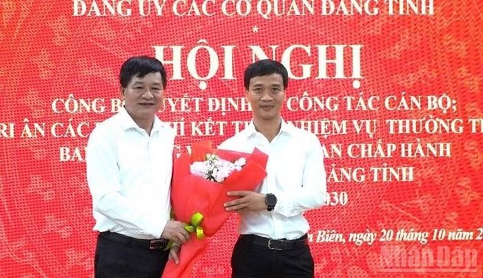 Đồng chí Lê Thành Đô, Phó Bí thư Thường trực Tỉnh ủy, Chủ tịch Hội đồng nhân dân tỉnh, Bí thư Đảng ủy Hội đồng nhân dân tỉnh, nguyên Bí thư Đảng ủy các cơ quan Đảng tỉnh tặng hoa chúc mừng đồng chí Nguyễn Văn Thắng, Bí thư Đảng ủy các cơ quan Đảng tỉnh. (Ảnh: LÊ LAN)