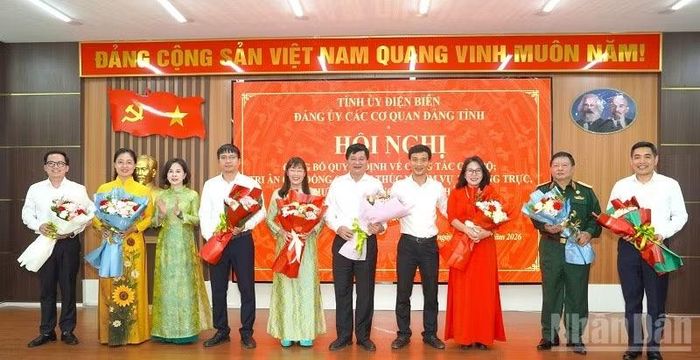 Đồng chí Nguyễn Văn Thắng tặng hoa tri ân các đồng chí nguyên Ủy viên Ban Chấp hành Đảng bộ các cơ quan Đảng tỉnh. (Ảnh: LÊ LAN)