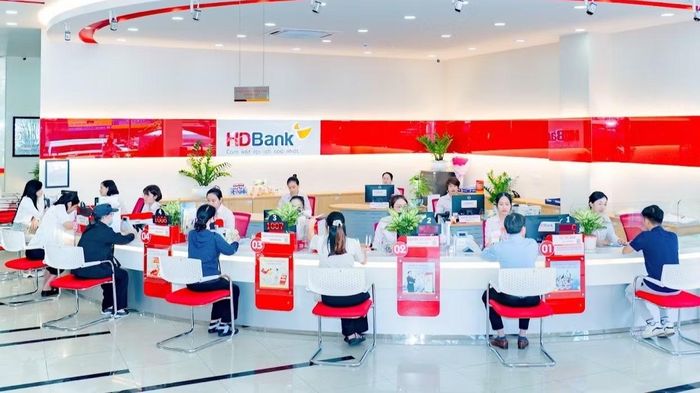 Khách hàng giao dịch tại chi nhánh ngân hàng HDBank. (Ảnh: MAI PHƯƠNG)