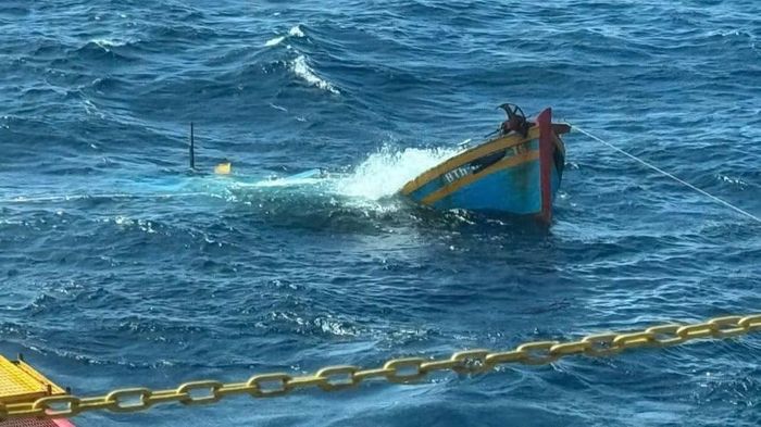 Hiện trường tàu cá chìm ngoài khơi. (Ảnh: Người dân cung cấp)