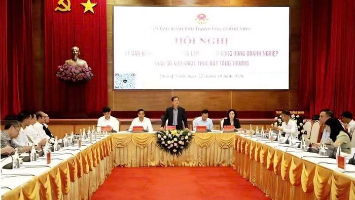 Chủ tịch Ủy ban nhân dân thành phố Quảng Ninh Bùi Văn Khắng phát biểu tại Hội nghị. (Ảnh QUANG THỌ)