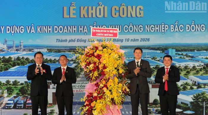 Lãnh đạo Tập đoàn Công nghiệp cao-su Việt Nam tặng hoa chúc mừng. (Ảnh: TS)