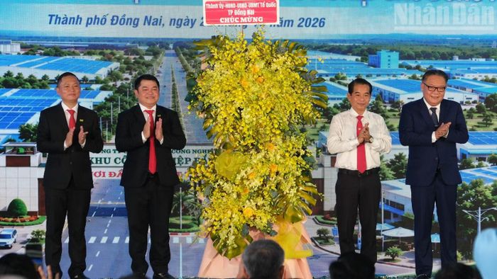 Lãnh đạo thành phố Đồng Nai tặng hoa chúc mừng. (Ảnh: TS)