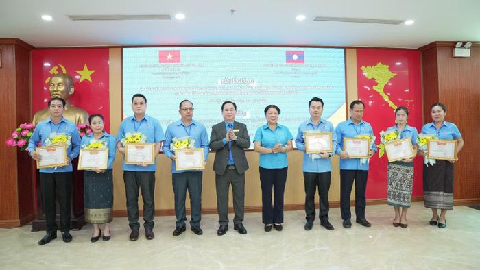 Trao kết quả học tập cho các học viên hoàn thành chương trình. (Ảnh: NGỌC ÁNH)