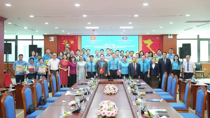 Đại biểu dự lễ bế giảng và các học viên chụp ảnh lưu niệm. (Ảnh: NGỌC ÁNH)