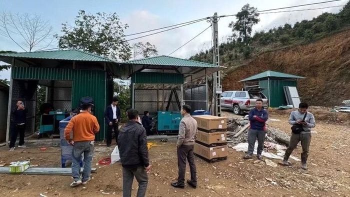 Nhân viên Điện lực Bắc Quang lắp đặt điện tại thôn Nà Bó, xã Liên Hiệp. (Ảnh: EVNNPC cung cấp)