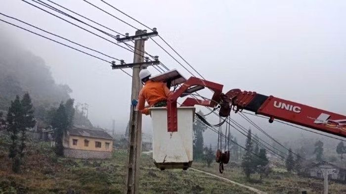  Cán bộ nhân viên Điện lực Đồng Văn lắp đặt hệ thống điện tại các thôn vùng lõm. (Ảnh: EVNNPC cung cấp) 
