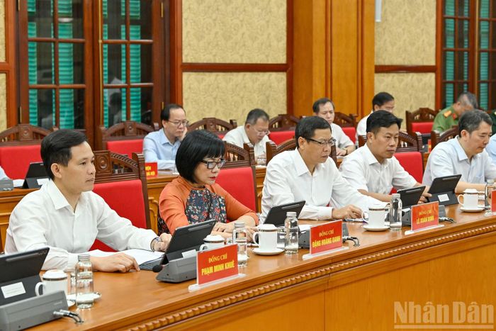 Các đại biểu tham dự cuộc làm việc.