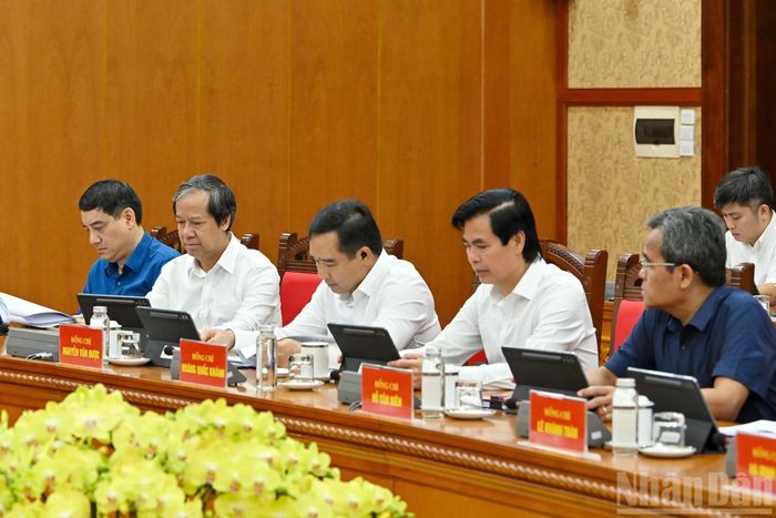 Các đại biểu tham dự cuộc làm việc.