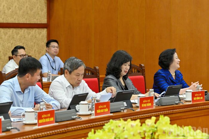 Phó Thủ tướng Phạm Thị Thanh Trà cùng các đại biểu tham dự cuộc làm việc.