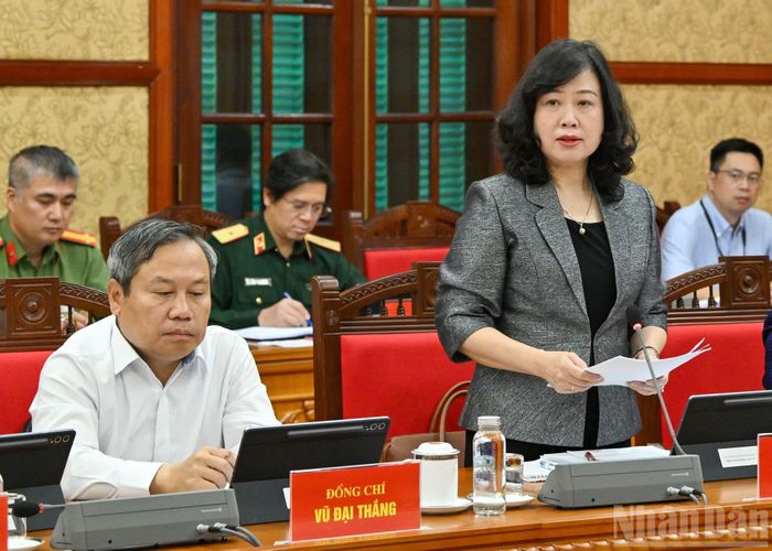 Bộ trưởng Y tế Đào Hồng Lan trình bày báo cáo tại cuộc làm việc.