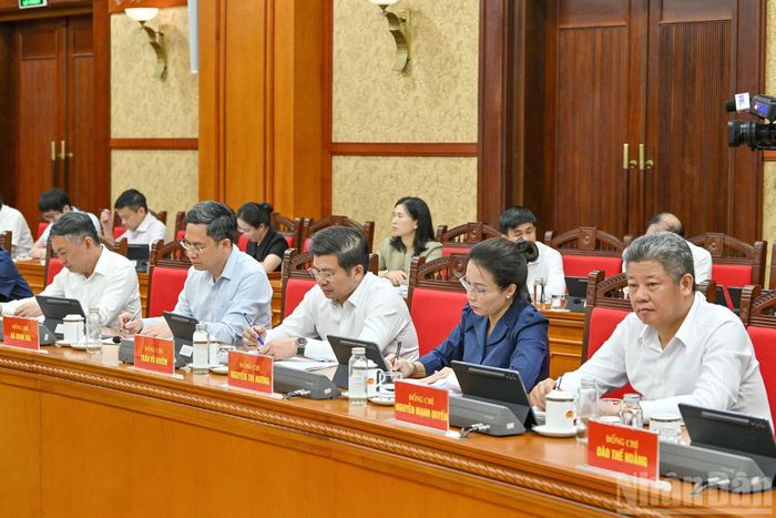 Các đại biểu tham dự cuộc làm việc.