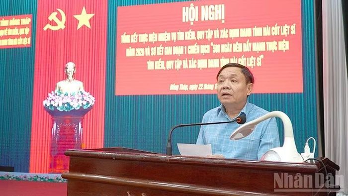 . Đồng chí Phan Văn Thắng, Phó Bí thư Thường trực Tỉnh ủy, Chủ tịch Ủy ban Mặt trận Tổ quốc Việt Nam tỉnh Đồng Tháp phát biểu tại hội nghị. (Ảnh: HỮU NGHĨA)