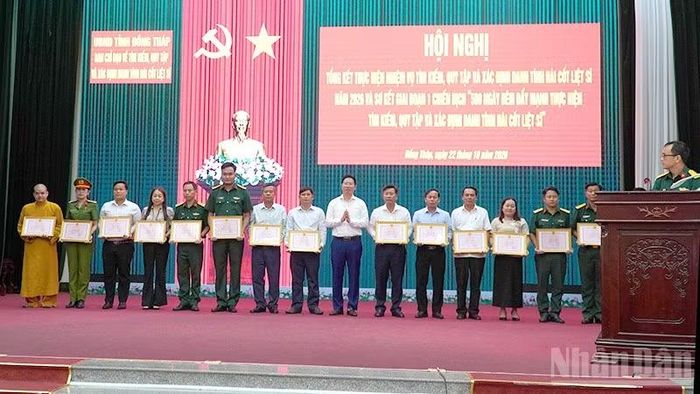 Phó Chủ tịch Ủy ban nhân dân tỉnh Đồng Tháp Huỳnh Minh Tuấn trao Bằng khen tặng 15 tập thể. (Ảnh: HỮU NGHĨA)