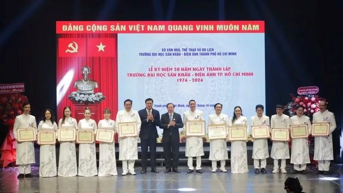 Trao Bằng khen của Bộ trưởng Văn hóa, Thể thao và Du lịch cho 3 tập thể và 10 cá nhân. (Ảnh: Ban tổ chức)