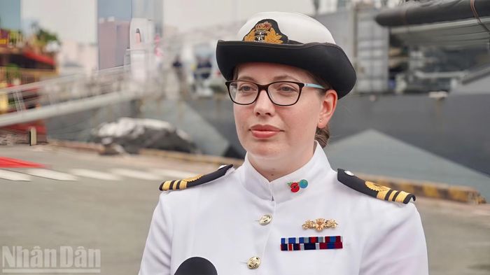 Trung tá Hải quân Helen Taylor, sĩ quan chỉ huy tàu HMS SPEY chia sẻ thông tin với các cơ quan báo chí.