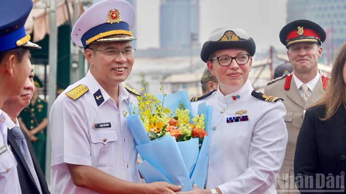 Đại tá Phạm Văn Dũng Phó Tham mưu trưởng Bộ Tư lệnh Vùng 2 Hải quân đón Trung tá Hải quân Helen Taylor, sĩ quan chỉ huy tàu HMS SPEY, Hải quân Hoàng gia Anh.