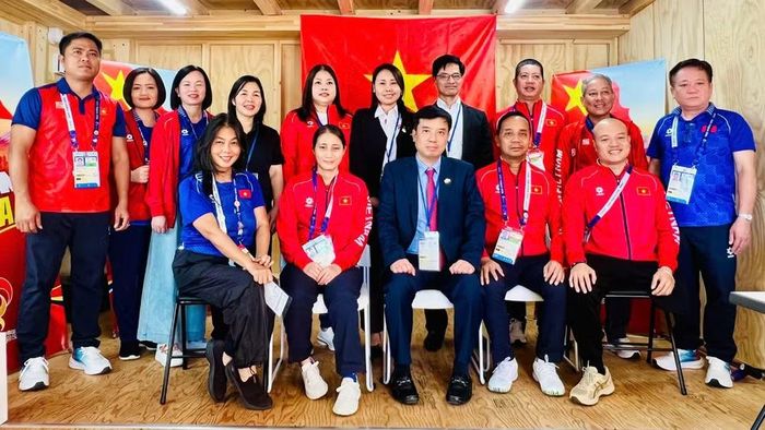 Tổng Lãnh sự Việt Nam tại Osaka Nguyễn Trường Sơn và đại diện Cộng đồng người Việt Nam tại Nhật Bản đã đến thăm, tặng quà, động viên Đoàn Thể thao người khuyết tật Việt Nam đang tham dự Asian Para Games 5. (Ảnh: ĐỨC TUYÊN)