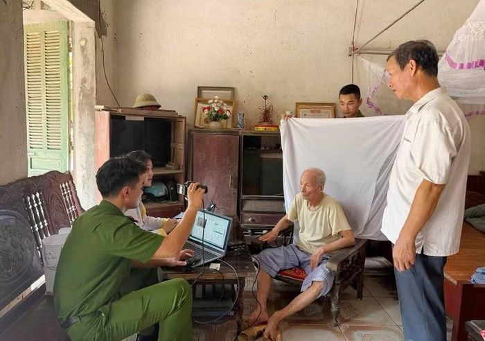 Cán bộ, chiến sĩ Công an tỉnh đến nhà thân nhân liệt sĩ lấy mẫu ADN để xác định danh tính liệt sĩ. (Ảnh: CTV)